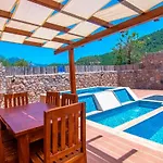 Secluded Private Pool&jacuzzi In Kayaköy,